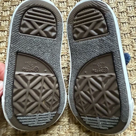 Converse Chuck Taylor All Star Velcro shoes, toddler size 5 - Picture 5 of 6